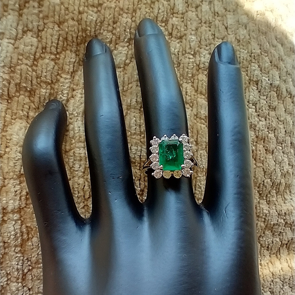 Gold Ring 14k Solid Gold/14 CZ stones surrounding Emerald Lab Created Ctr Stone - Picture 3 of 16